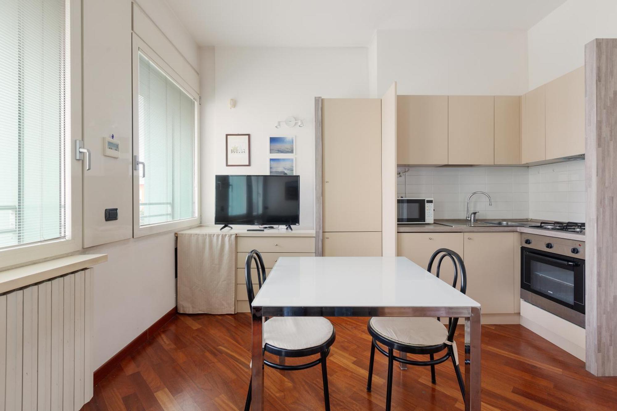 Bright & Comfy Apartment With Parking Milán Exterior foto